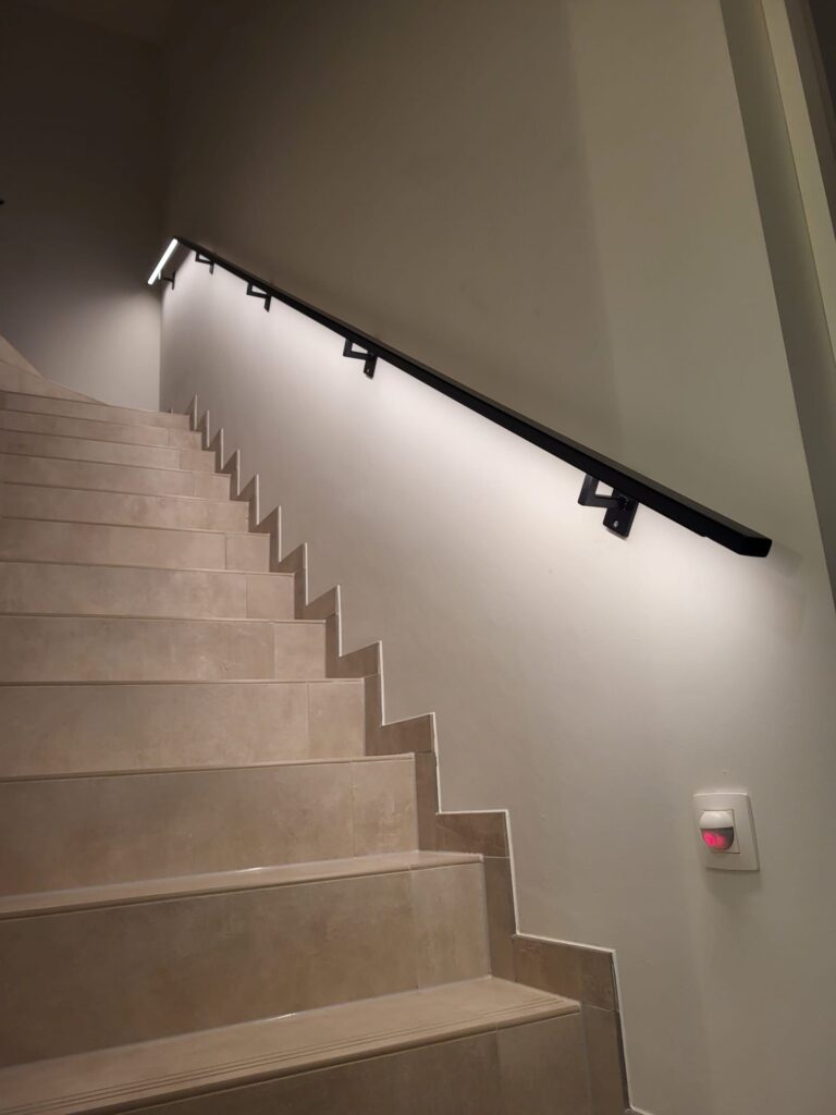 trapleuning met led - trapleuning van metaal - trapleuning met led limburg