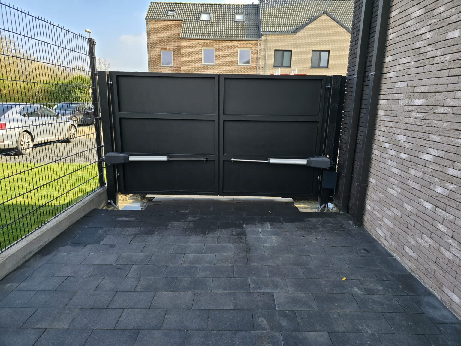 Poorten op maat - buitenpoort - poort met motor - automatische poort